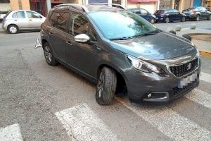 Sin seguro y con el permiso de conducir caducado: así circulaba el conductor que chocó contra un bolardo en Alboraia