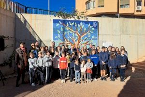 Vila-real da vida al Molí la Vila con el mural cerámico donado por Porcelanosa en su 50º aniversario y pintado por los colegios de la ciudad