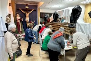 La tradicional “cena del pobre” de El Campello reúne a decenas de personas en plena calle, frente a la Cofradía del Santo Entierro