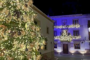 El Ayuntamiento de Benitatxell cambia las cestas navideñas por vales de compra que inyectan 8.000 euros en el comercio local