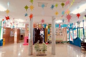 El Centre Municipal de les Arts organiza un taller navideño con el CEIP Pare Vilallonga para decorar el colegio