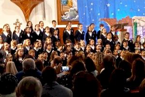 150 niños interpretan el emocionante 'La Navidad Criolla' en Torrevieja