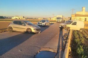 Choque entre dos vehículos en un camino de Alboraia: una mujer quedó atrapada