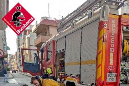 Traslladades a l'hospital dues persones afectades per l'incendi d'un habitatge a Villena