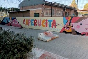 La escoleta infantil pública Caperucita Roja estrena mural en su fachada