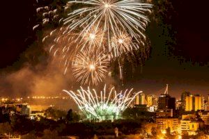 Dues tones de pólvora il·luminaran el cel de València en una Nit de cap d'any històrica amb quatre castells simultanis