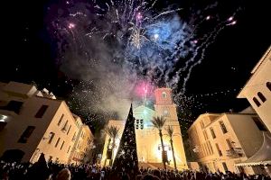 La plaça Major de La Nucía dio la bienvenida a 2024 con una gran fiesta
