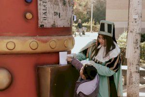 El Paje y el Buzón Real visitan los barrios y pedanías de València para recoger las cartas a Sus Majestades