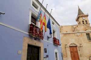 Las banderas del Ayuntamiento de Villena ondean a media asta en señal de duelo por el fallecimiento Arévalo