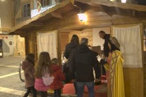 El Cartero Real visita los distintos barrios de Paterna para recibir las Cartas a los Reyes Magos de los niños de la ciudad