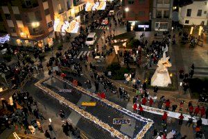 El Roscón de Reyes Gigante endulza la Navidad a más de 2000 personas en Utiel