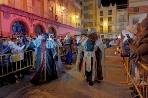 Los Reyes Magos llegan a Nules ante la ilusión de los niños del municipio