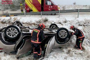 Un coche se estrella en Morella durante el temporal de nieve