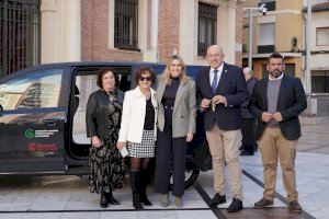 Marta Barrachina entrega un vehículo a la Asociación Española Contra el Cáncer para facilitar el traslado de pacientes y profesionales