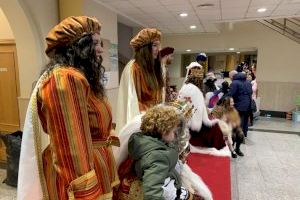 Cientos de niños entregan su carta a los Reyes Magos en el Teatro Rambal de Utiel