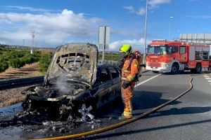 Se incendia un coche en plena A7 a la altura de Alcàsser