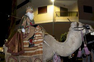 Los Reyes Magos de Oriente llegan a Villajoyosa sobre sus camellos y llenan de ilusión la noche más mágica del año