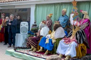 Miles de niños y niñas reciben con ilusión a los Reyes Magos en Benidorm