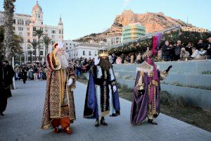 60.000 personas inundan Alicante para ver la llegada de los Reyes Magos