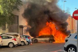 Alarma en Alboraia por un incendio en plena calle que ha calcinado un coche y ha quemado otros cuatro