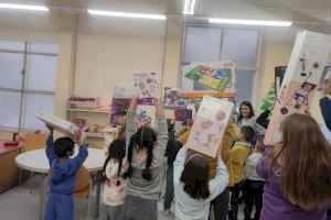 Los niños que acuden a la Ludoteca Municipal Gloria Fuertes reciben los regalos que les dejaron los Reyes Magos a su paso por Elda