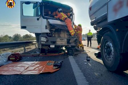 Una col·lisió múltiple a Paterna amb tres camions i un cotxe implicats bloqueja el bypass de València