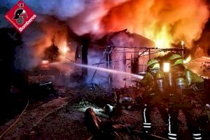 Un fallecido tras un grave incendio de una casa de madera en Benidoleig (Alicante)