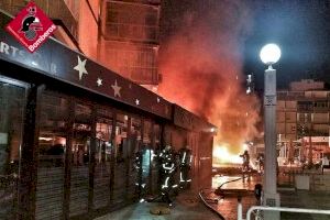 Evacúan un bloque de pisos de Benidorm por el importante incendio en una terraza