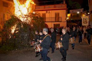 Artesa celebra la festividad de Sant Antoni con el reparto de rollos y la tradicional hoguera