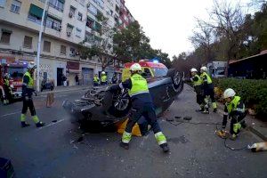 VIDEO | Tres heridos al colisionar un coche y una moto en la avenida Tres Cruces de Valencia