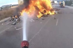 VÍDEO | Es crema la ferralla que transportava un camió a la Vall d'Uixó