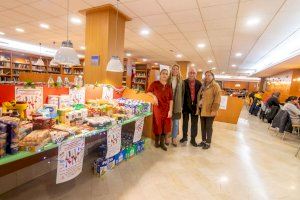 La Biblioteca entrega a Cáritas los alimentos recogidos en la campaña ‘La Biblioteca es la leche”
