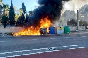 Alarma en un municipi d'Alacant: cremen 8 contenidors de fem per tirar brases enceses