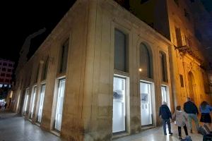 El Archivo Municipal de Alicante estrena iluminación en los ventanales para sus exposiciones
