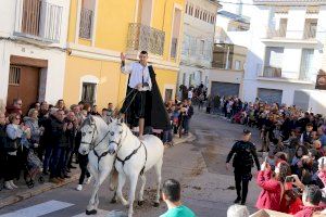 Centenars de persones participen en la benedicció dels animals de Sant Antoni a Llíria