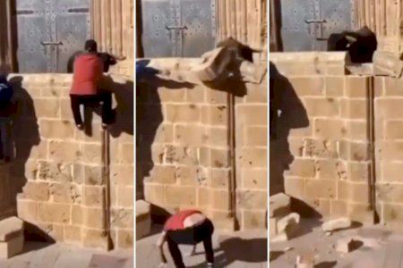 VÍDEO | Un bou derroca part de l'escalinata d'una església alacantina que és bé d'interés cultural