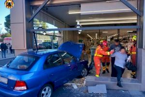 Estrella su coche contra un supermercado de Burjassot dejando varias personas heridas