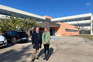 La delegada del Consell en Castellón visita junto al alcalde de Benicarló el centro de salud