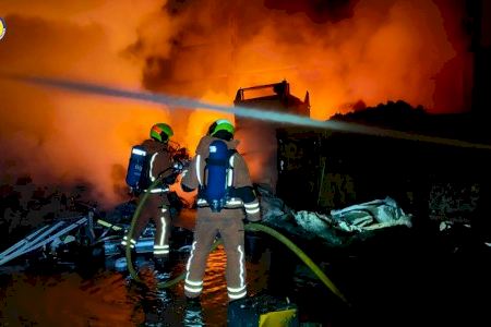 Un incendio devora una nave industrial en Quart de Poblet