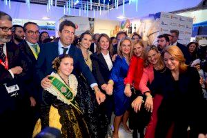 Les reines de les festes entreguen al president Carlos Mazón la polsera de la Magdalena 2024