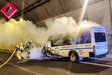 Incendio en el túnel de la AP-7 en Pilar de la Horadada: arde un furgón y la vía cierra al tráfico
