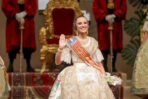 L'exaltació de María Estela Arlandis com a Fallera Major de València marca l'inici de la festa fallera