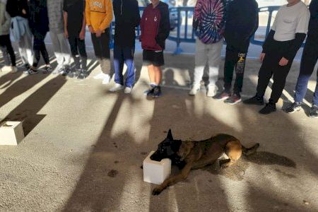 Una gran exhibición de la Policía Local en centros escolares deja a los alumnos de Santa Pola boquiabiertos