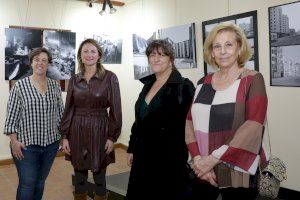 La alcaldesa de Castellón visita la exposición fotográfica “la historia de la ciudad de Castelló”