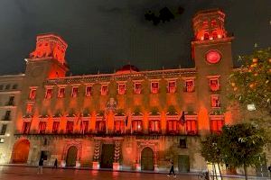 ¿Por qué se han iluminado de rojo los edificios de Alicante? Así felicita la ciudad el cumpleaños de una importante figura