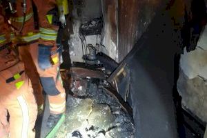Tres persones atrapades i un bloc de pisos confinat en cremar un habitatge a Sagunt