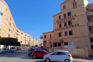 El Ayuntamiento amplía la acera de la calle Alicante para mejorar la accesibilidad en los alrededores del Hospital Asilo Santa Marta