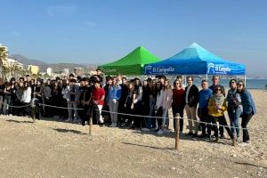 Alumnos del King’s College de Alicante celebran una jornada medioambiental en la playa de El Campello