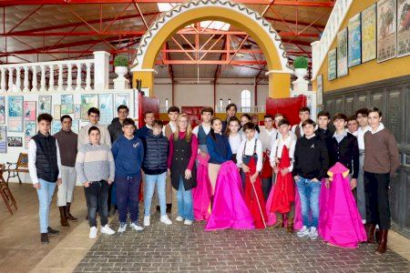 Los alumnos de la Escuela Taurina de Alicante comienzan el curso en la ganadería de Nazario Ibáñez