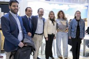 Marta Barrachina reafirma la seua aposta pel turisme i sella un acord amb l'agència de viatges Expedia